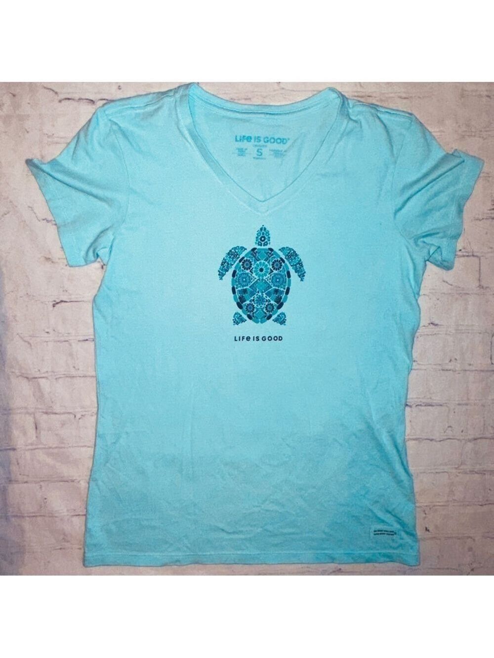NWOT Women’s Small Life Is Good VNeck Crusher TShirt Sea Turtle